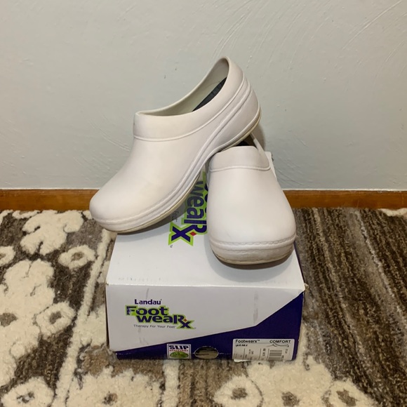 Women’s Slip-Resistant Nurse Clogs - Picture 1 of 9
